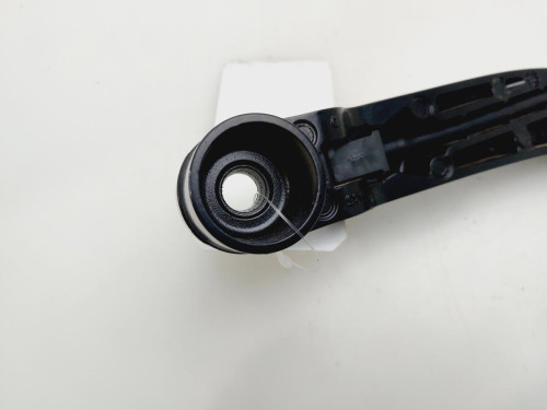 BRAZO LIMPIA DELANTERO IZQUIERDO MAZDA 3 SEDÁN (BP) 