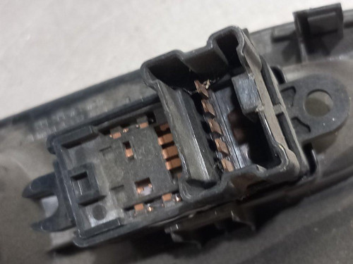  MANDO ELEVALUNAS TRASERO DERECHO Nissan JUKE (F15E) 