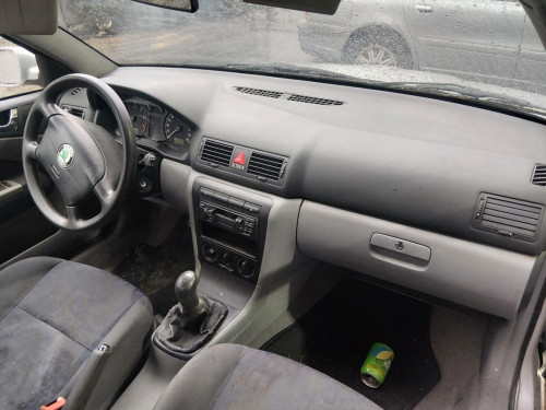 SKODA OCTAVIA BERLINA (1U2) — vehículo donante para recambios 