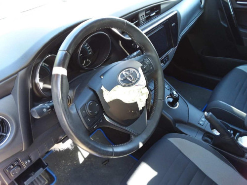 TOYOTA AURIS (E18) — vehículo donante para recambios 