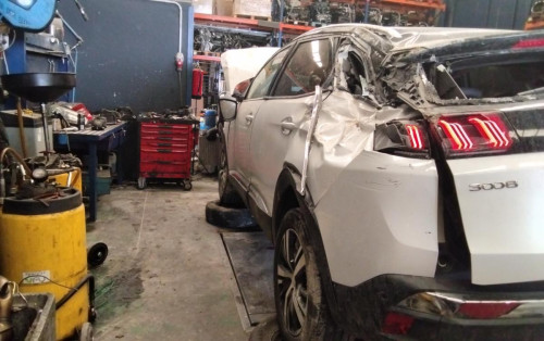 PEUGEOT 3008 — vehículo donante para recambios 