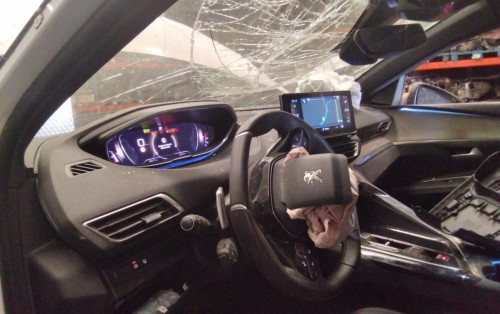 PEUGEOT 3008 — vehículo donante para recambios 