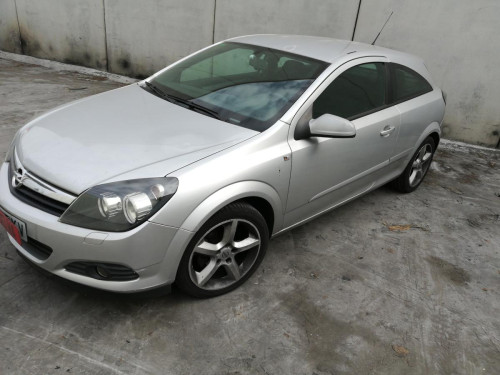 OPEL ASTRA H GTC — vehículo donante para recambios 