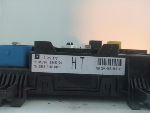 CAJA RELES / FUSIBLES Opel ASTRA H BERLINA 