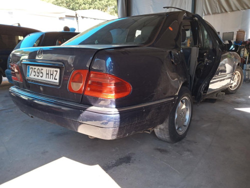  MERCEDES-BENZ CLASE E (BM 210) BERLINA 