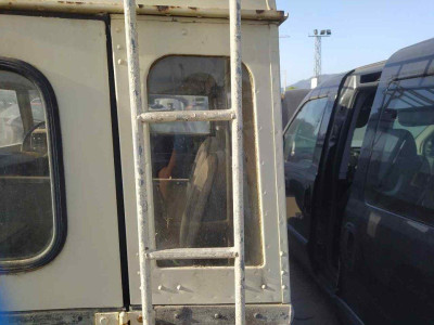 LUNA TRASERA, LAND ROVER