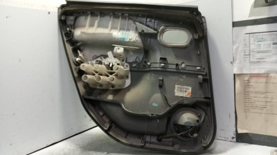 GUARNECIDO PUERTA TRASERA DERECHA