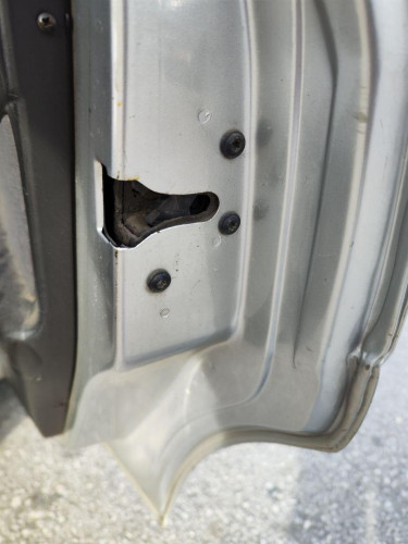 CERRADURA PUERTA TRASERA DERECHA de segunda mano