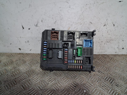 CAJA RELES / FUSIBLES 