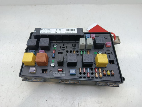 CAJA RELES / FUSIBLES OPEL ASTRA H BERLINA 