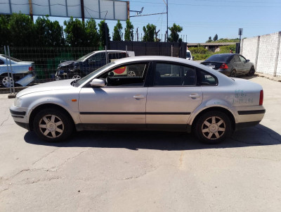VOLKSWAGEN PASSAT BERLINA (3A2)