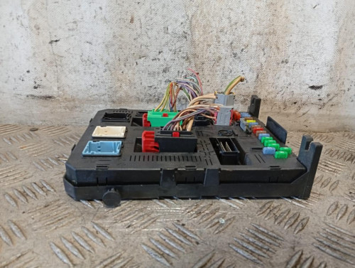 CAJA RELES / FUSIBLES 