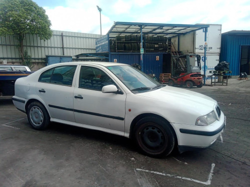  SKODA OCTAVIA BERLINA (1U2) 