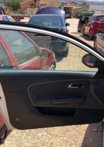 SEAT IBIZA (6L1) — vehículo donante para recambios 