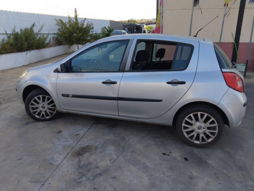 Renault Clio II Fase II (B/CB0)(2001->) — автомобиль-донор на запчасти 