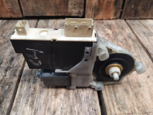  MOTOR ELEVALUNAS DELANTERO IZQUIERDO 