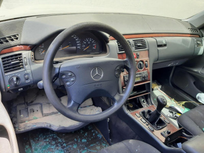 MERCEDES-BENZ CLASE E (BM 210) BERLINA
