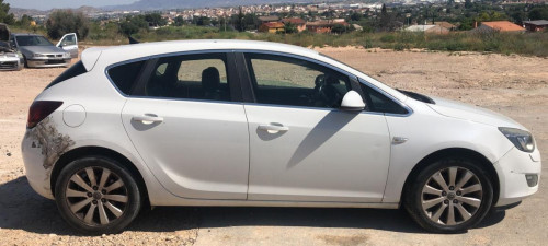 OPEL ASTRA J BERLINA 5P — vehículo donante para recambios 