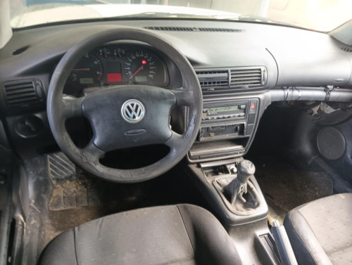 VOLKSWAGEN PASSAT BERLINA (3B2) — vehículo donante para recambios 