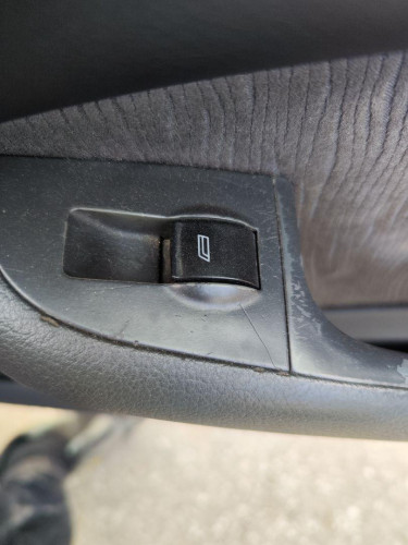 MANDO ELEVALUNAS DELANTERO DERECHO Audi A6 BERLINA (4B2) 