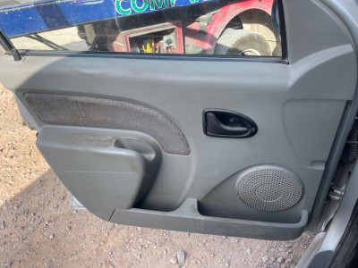 GUARNECIDO PUERTA DELANTERA IZQUIERDA