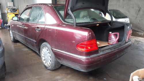  MERCEDES-BENZ CLASE E (BM 210) BERLINA 