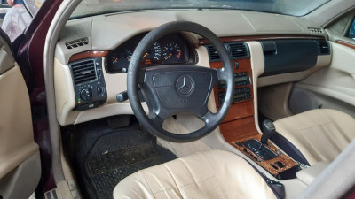 MERCEDES-BENZ CLASE E (BM 210) BERLINA