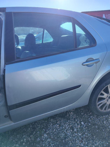 PUERTA TRASERA IZQUIERDA Renault LAGUNA II (BG0) 