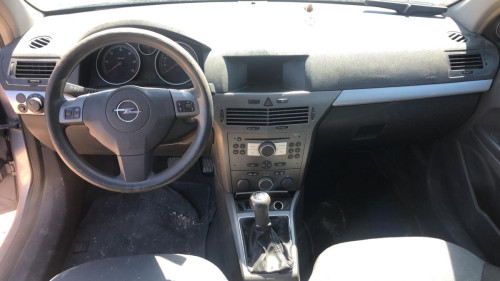 OPEL ASTRA H BERLINA — vehículo donante para recambios 