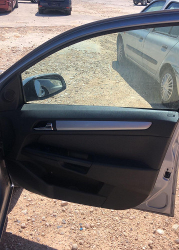 OPEL ASTRA H BERLINA — vehículo donante para recambios 