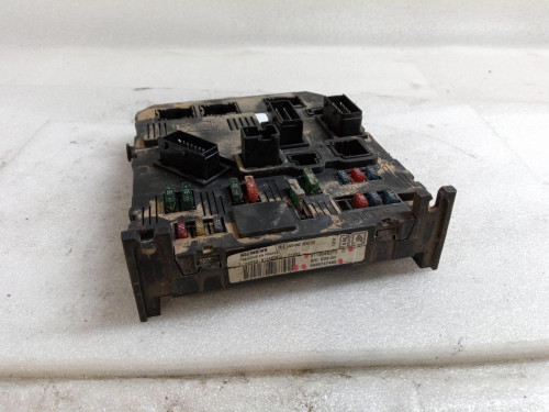  CAJA RELES / FUSIBLES 