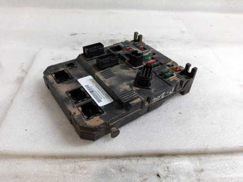  CAJA RELES / FUSIBLES 