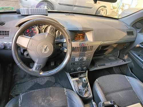 OPEL ASTRA H BERLINA — vehículo donante para recambios 