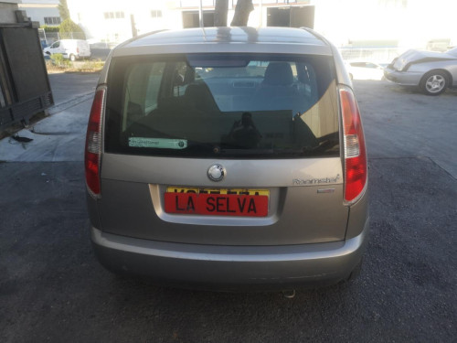 SKODA ROOMSTER (5J7) — vehículo donante para recambios 