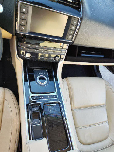 CONSOLA CENTRAL Jaguar XE 