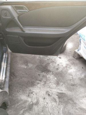 GUARNECIDO PUERTA TRASERA DERECHA