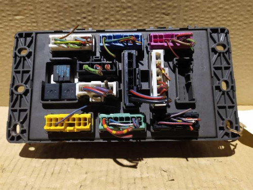 CAJA RELES / FUSIBLES 