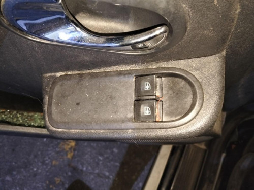 MANDO ELEVALUNAS DELANTERO IZQUIERDO Dacia DUSTER I 