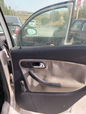 GUARNECIDO PUERTA TRASERA DERECHA