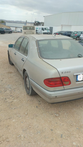 MERCEDES-BENZ CLASE E (BM 210) BERLINA — автомобиль-донор на запчасти 
