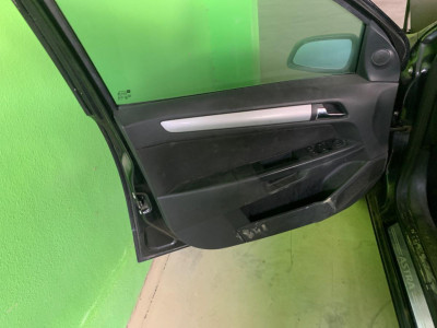 GUARNECIDO PUERTA DELANTERA IZQUIERDA