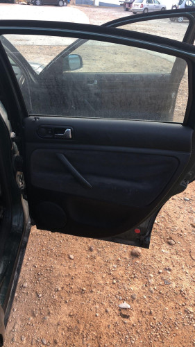 VOLKSWAGEN PASSAT BERLINA (3B2) — vehículo donante para recambios 