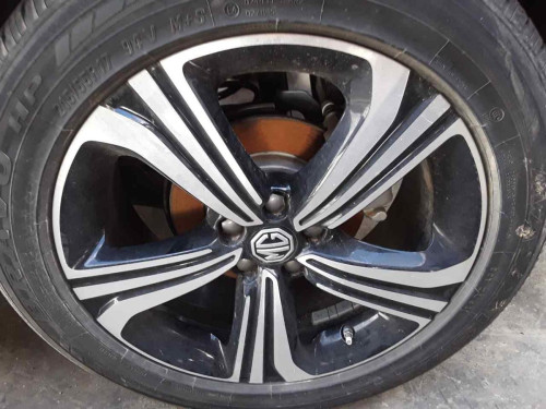LLANTA MG ZS 
