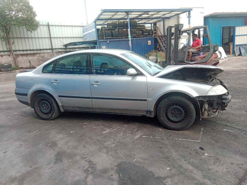  VOLKSWAGEN PASSAT BERLINA (3B3) 