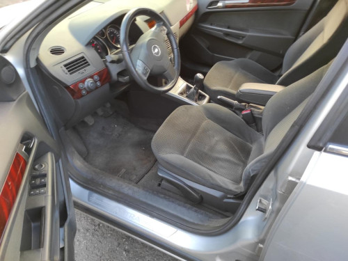 OPEL ASTRA H BERLINA — vehículo donante para recambios 