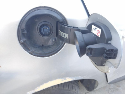 TAPA EXTERIOR COMBUSTIBLE Renault Megane III Sport Tourer (2009->)