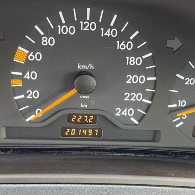 MERCEDES-BENZ CLASE E (BM 210) BERLINA