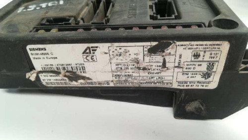  CAJA RELES / FUSIBLES 
