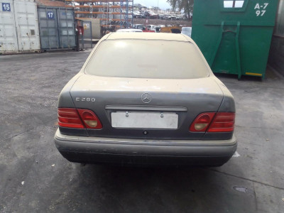 MERCEDES-BENZ CLASE E (BM 124) BERLINA