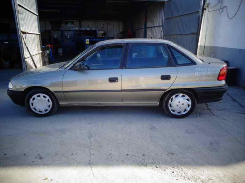 OPEL ASTRA F BERLINA — vehículo donante para recambios 